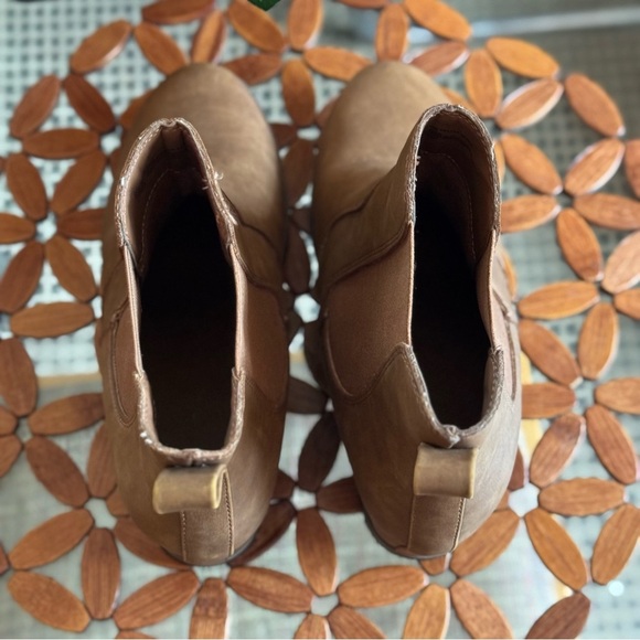 Universal Thread Boots Women's Amalia Hidden Wedge Chelsea Ankle Bootie Brown - Picture 10 of 16